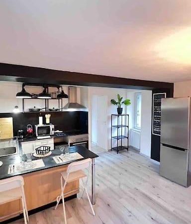Logement Moderne Au Coeur Du Village Saint-Georges-de-Luzencon Luaran gambar