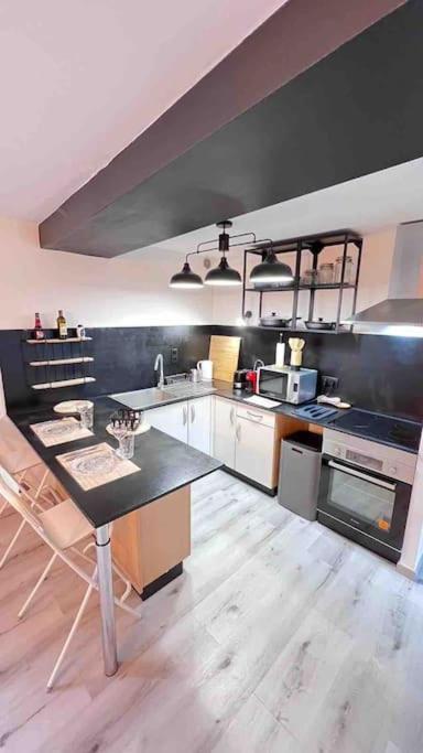 Logement Moderne Au Coeur Du Village Saint-Georges-de-Luzencon Luaran gambar