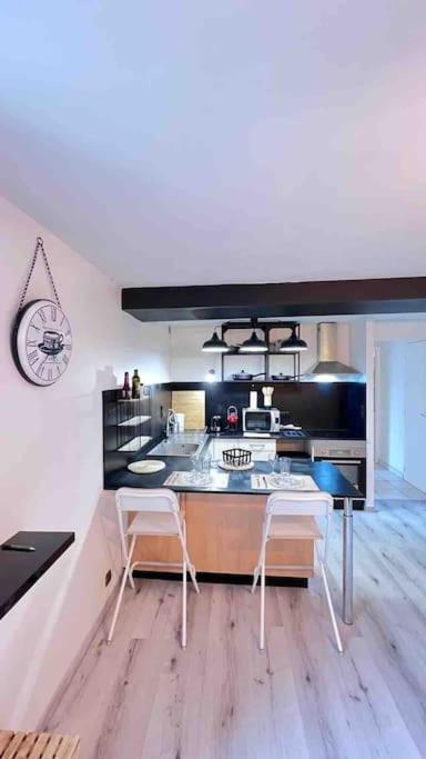 Logement Moderne Au Coeur Du Village Saint-Georges-de-Luzencon Luaran gambar