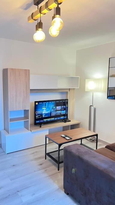 Logement Moderne Au Coeur Du Village Saint-Georges-de-Luzencon Luaran gambar