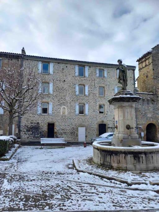 Logement Moderne Au Coeur Du Village Saint-Georges-de-Luzencon Luaran gambar