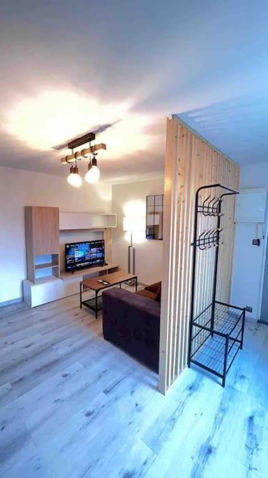 Logement Moderne Au Coeur Du Village Saint-Georges-de-Luzencon Luaran gambar