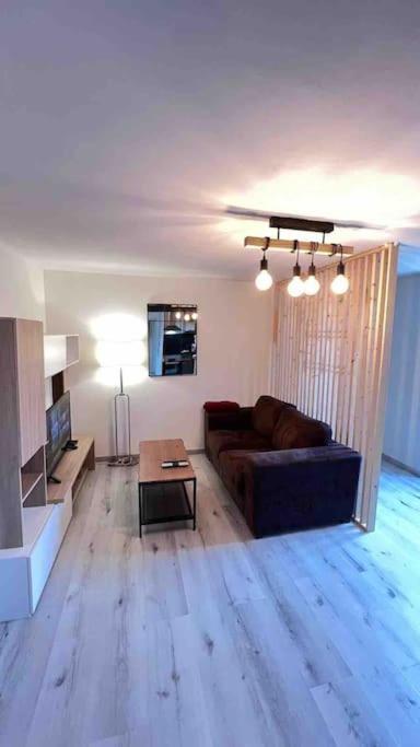Logement Moderne Au Coeur Du Village Saint-Georges-de-Luzencon Luaran gambar