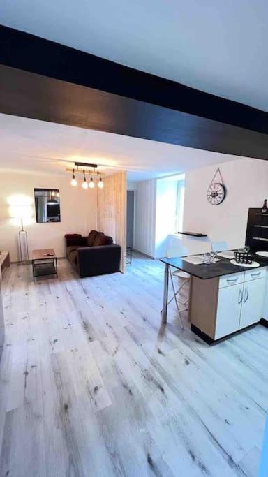 Logement Moderne Au Coeur Du Village Saint-Georges-de-Luzencon Luaran gambar