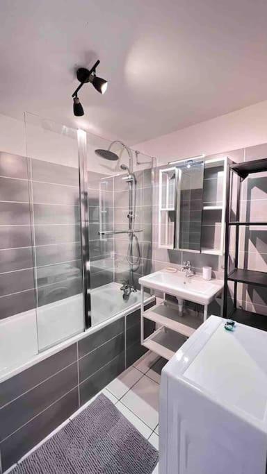 Logement Moderne Au Coeur Du Village Saint-Georges-de-Luzencon Luaran gambar